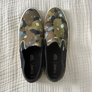 TOMS, men’s heritage slip ons, alien print, size M10.5